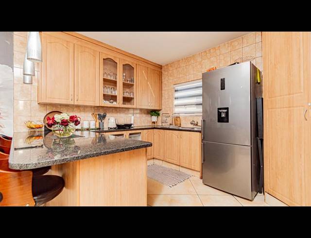 3 BEDROOM TOWNHOUSE FOR SALE IN ELANDSHAVEN